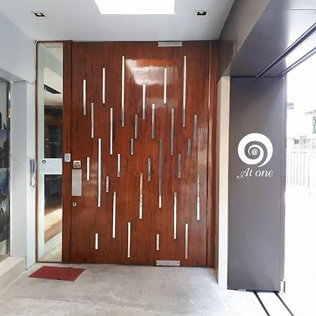 At One Inn Hualampong Bangkok Exterior foto