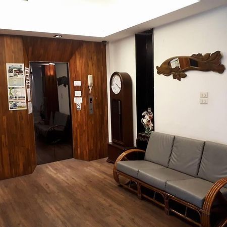 At One Inn Hualampong Bangkok Exterior foto