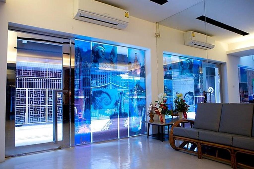 At One Inn Hualampong Bangkok Exterior foto