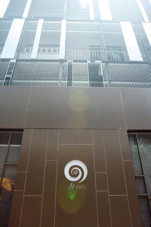 At One Inn Hualampong Bangkok Exterior foto