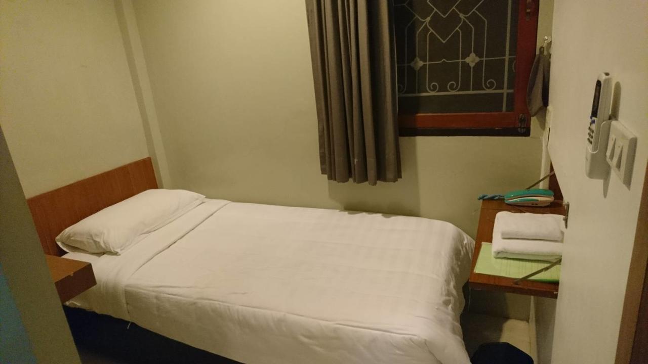 At One Inn Hualampong Bangkok Exterior foto