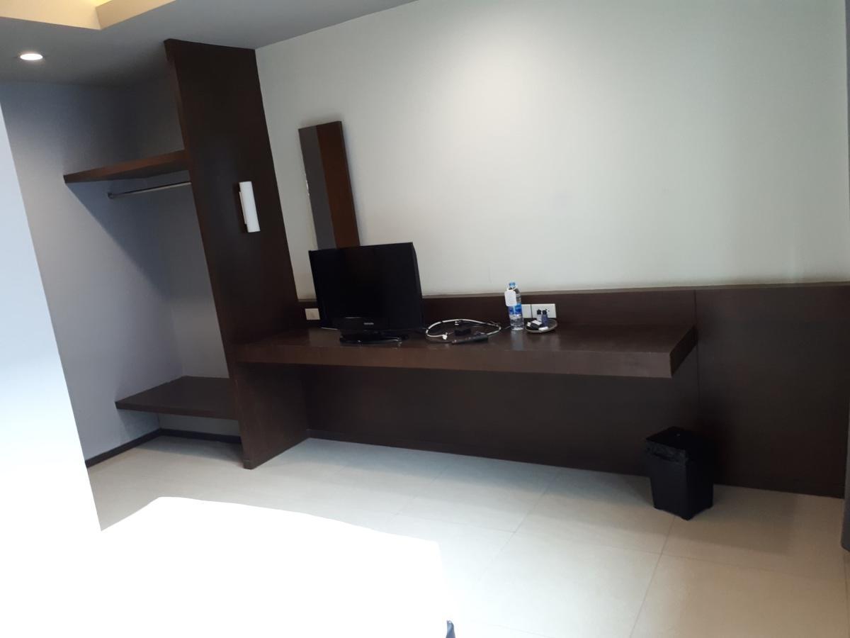 At One Inn Hualampong Bangkok Exterior foto