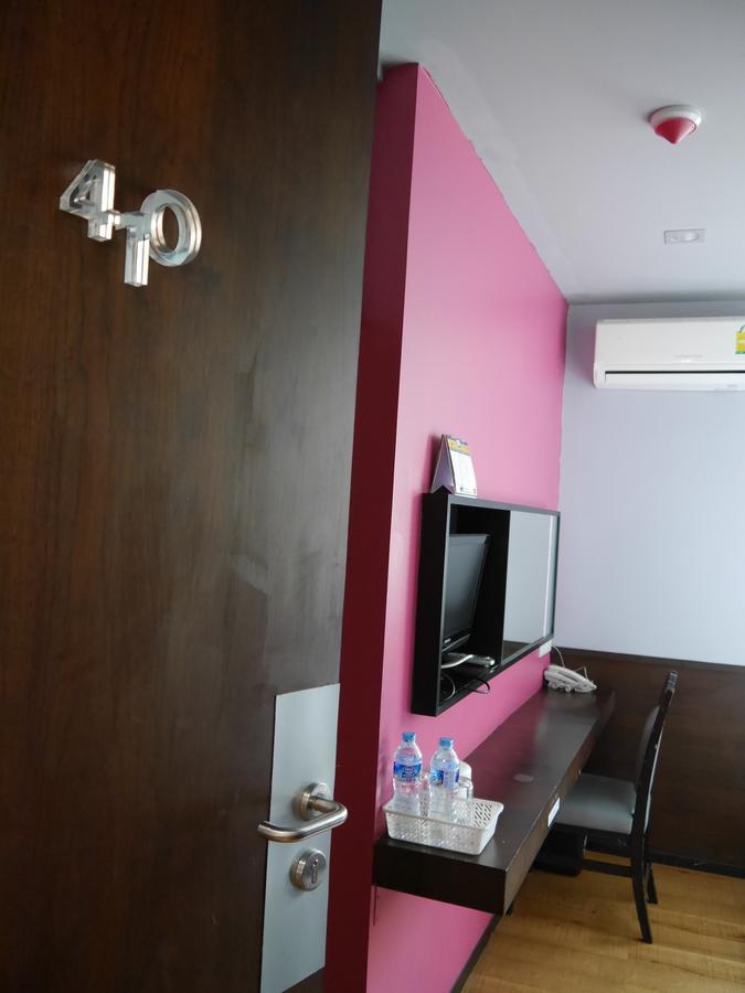 At One Inn Hualampong Bangkok Exterior foto