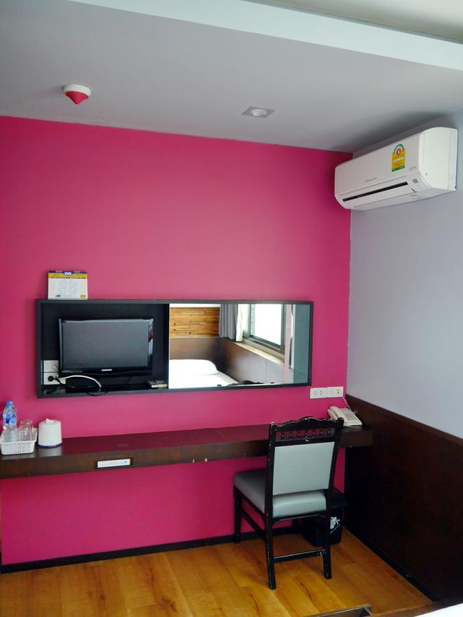 At One Inn Hualampong Bangkok Exterior foto