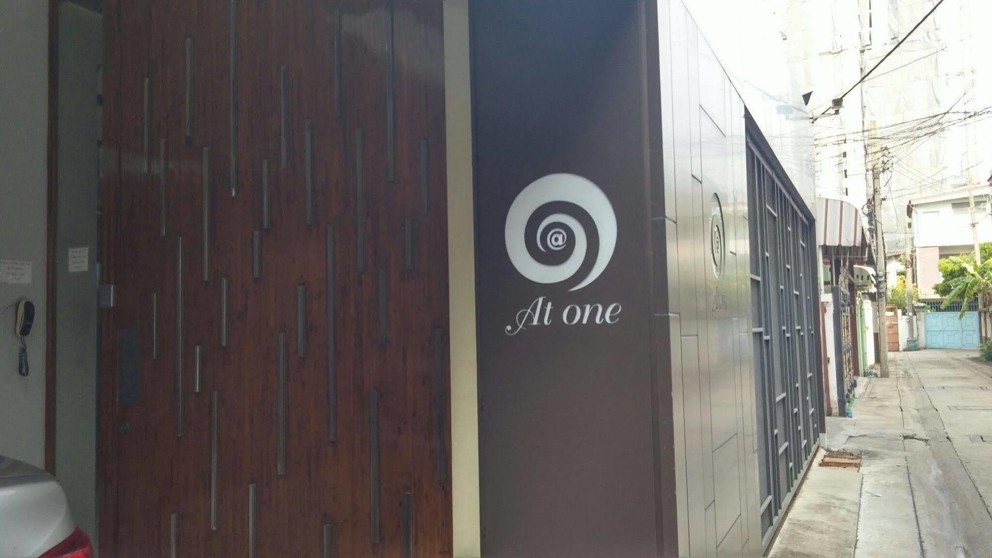 At One Inn Hualampong Bangkok Exterior foto