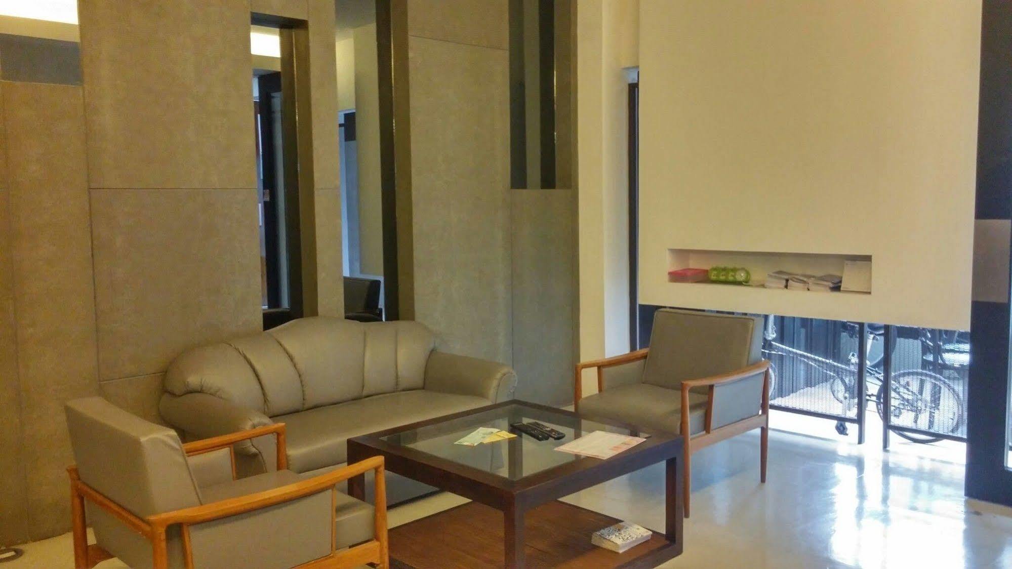 At One Inn Hualampong Bangkok Exterior foto