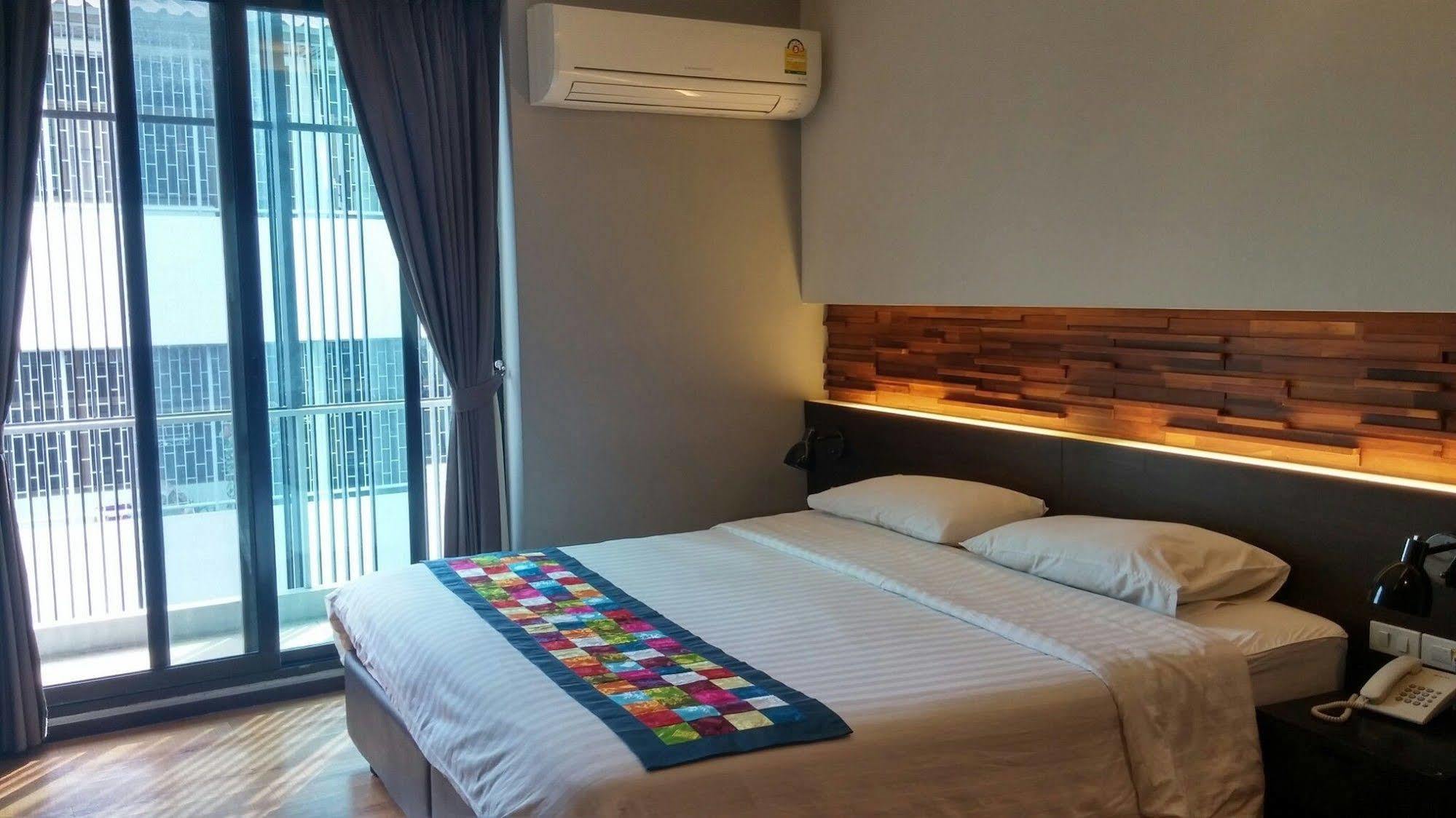 At One Inn Hualampong Bangkok Exterior foto