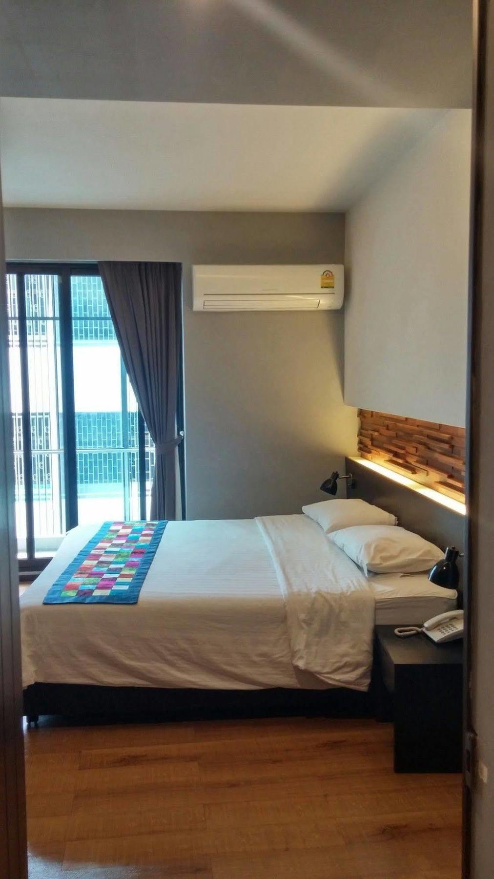 At One Inn Hualampong Bangkok Exterior foto