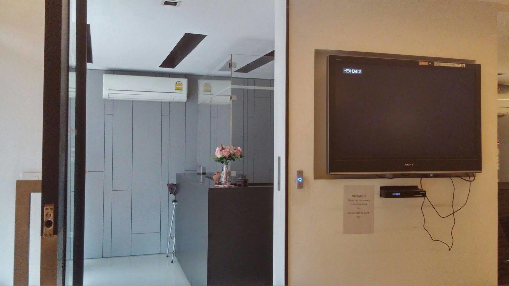 At One Inn Hualampong Bangkok Exterior foto