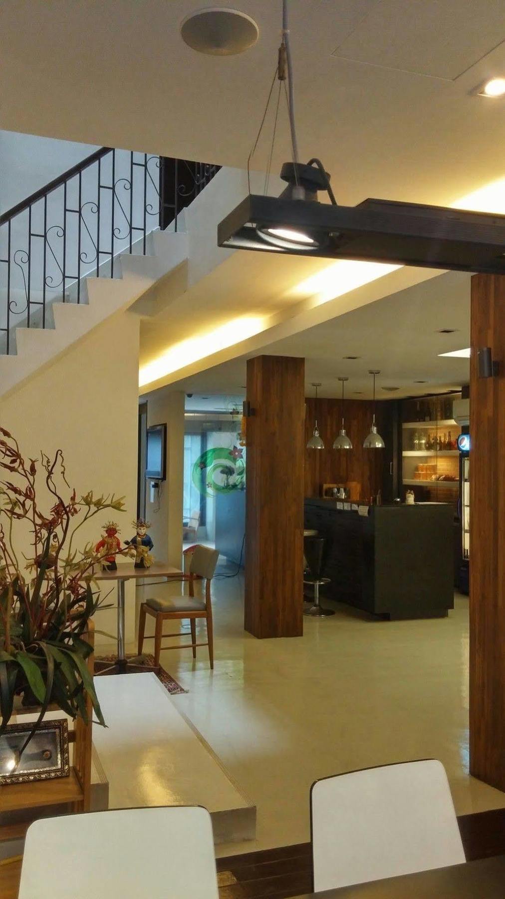At One Inn Hualampong Bangkok Exterior foto