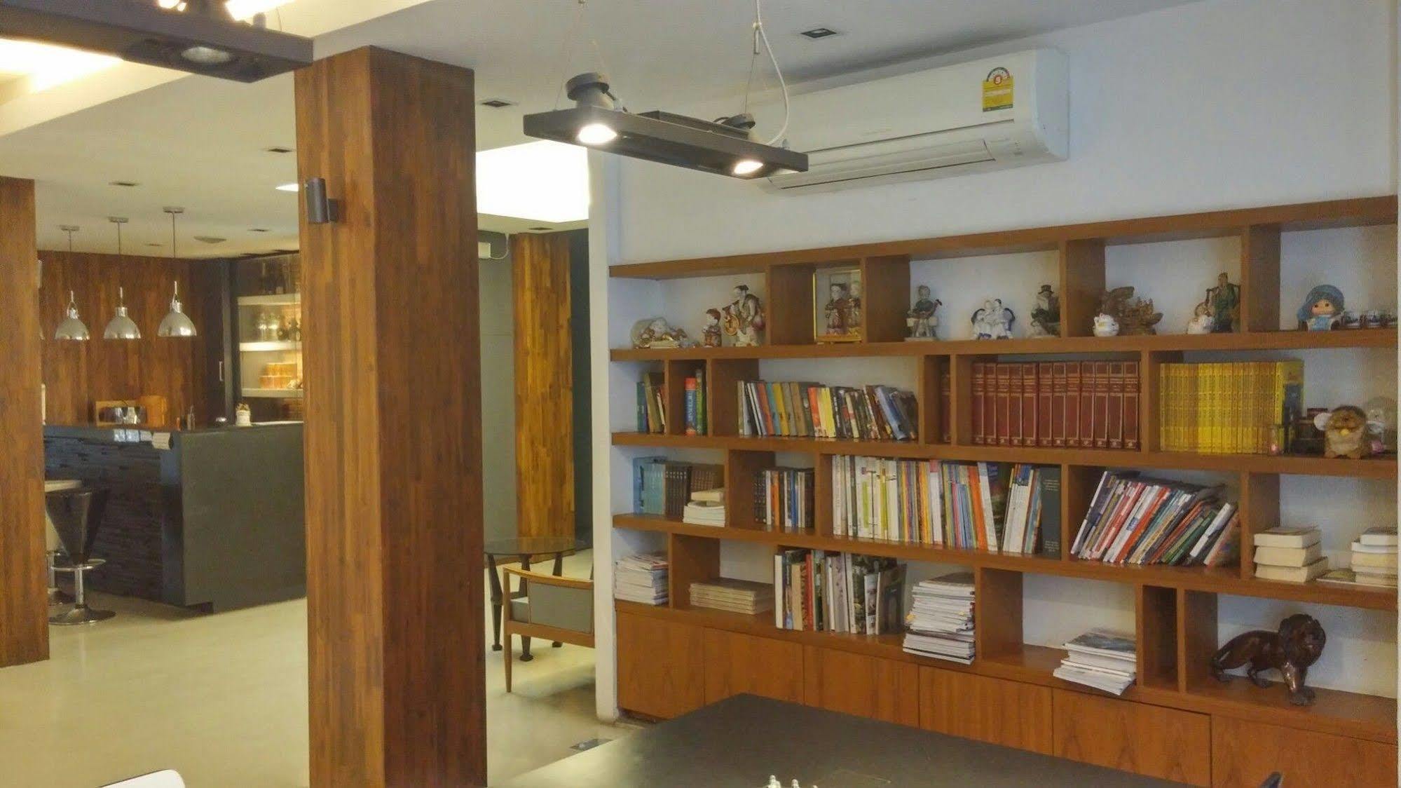At One Inn Hualampong Bangkok Exterior foto