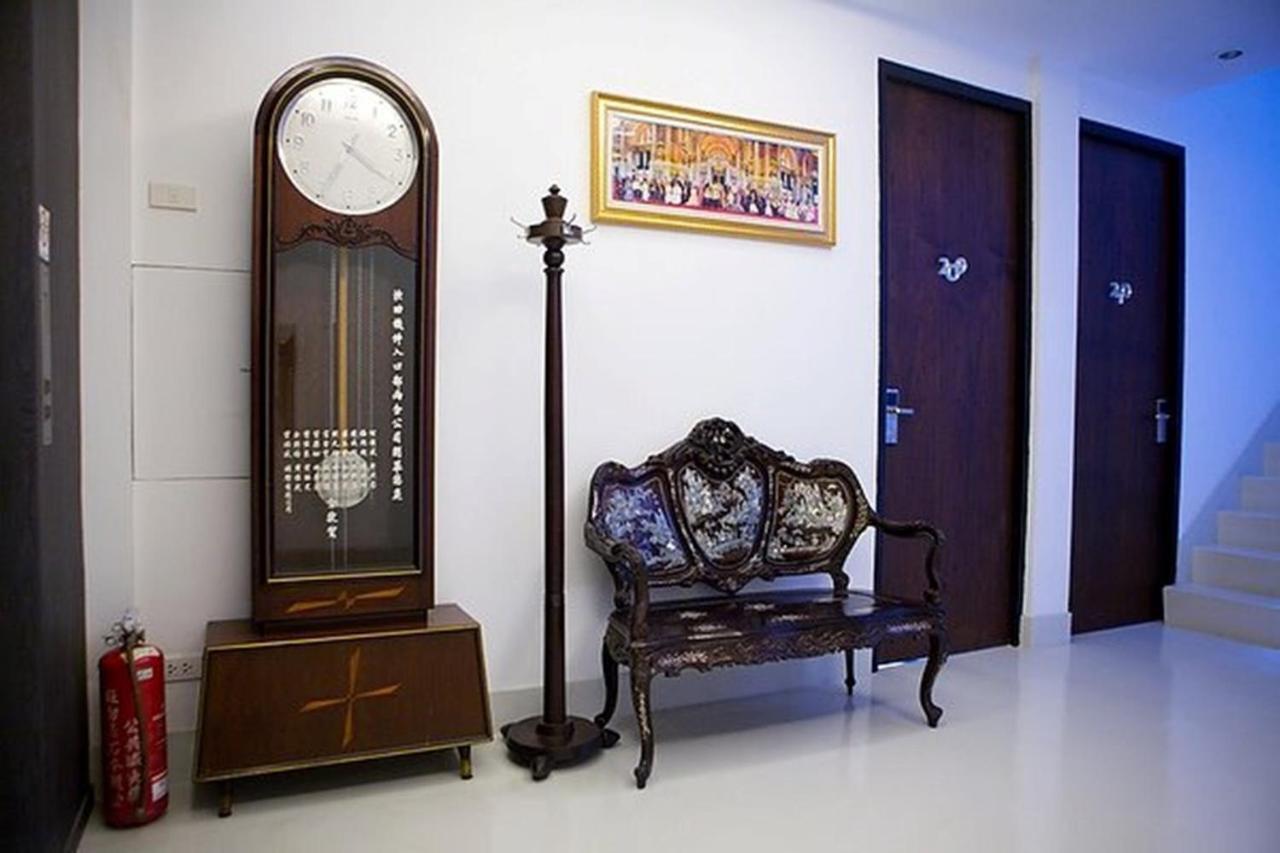 At One Inn Hualampong Bangkok Exterior foto